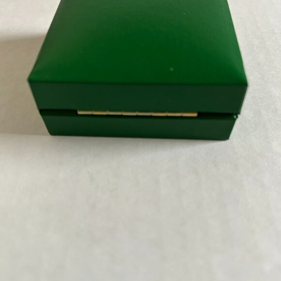 Gold tone tie clip with Celtic Sword design in original green hinged box - Picture 11 of 12